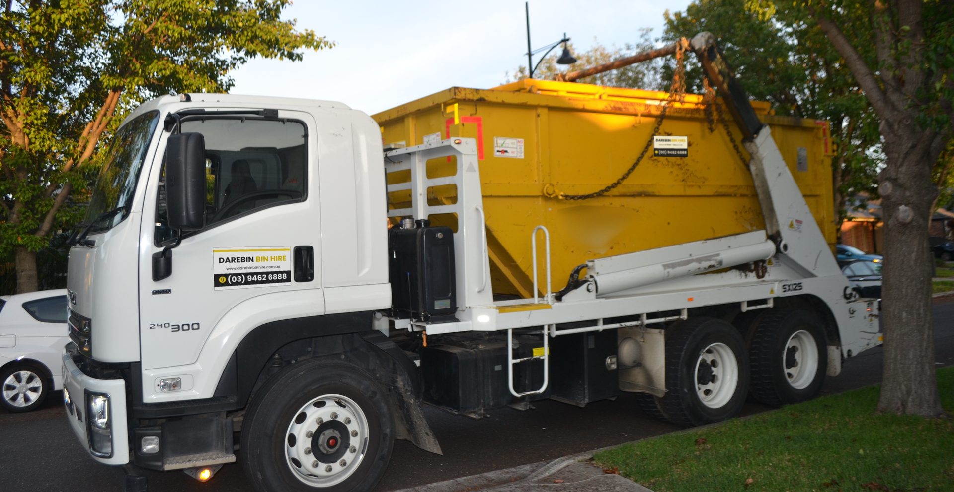 Darebin Bin Hire skip bin truck delivering a skip bin